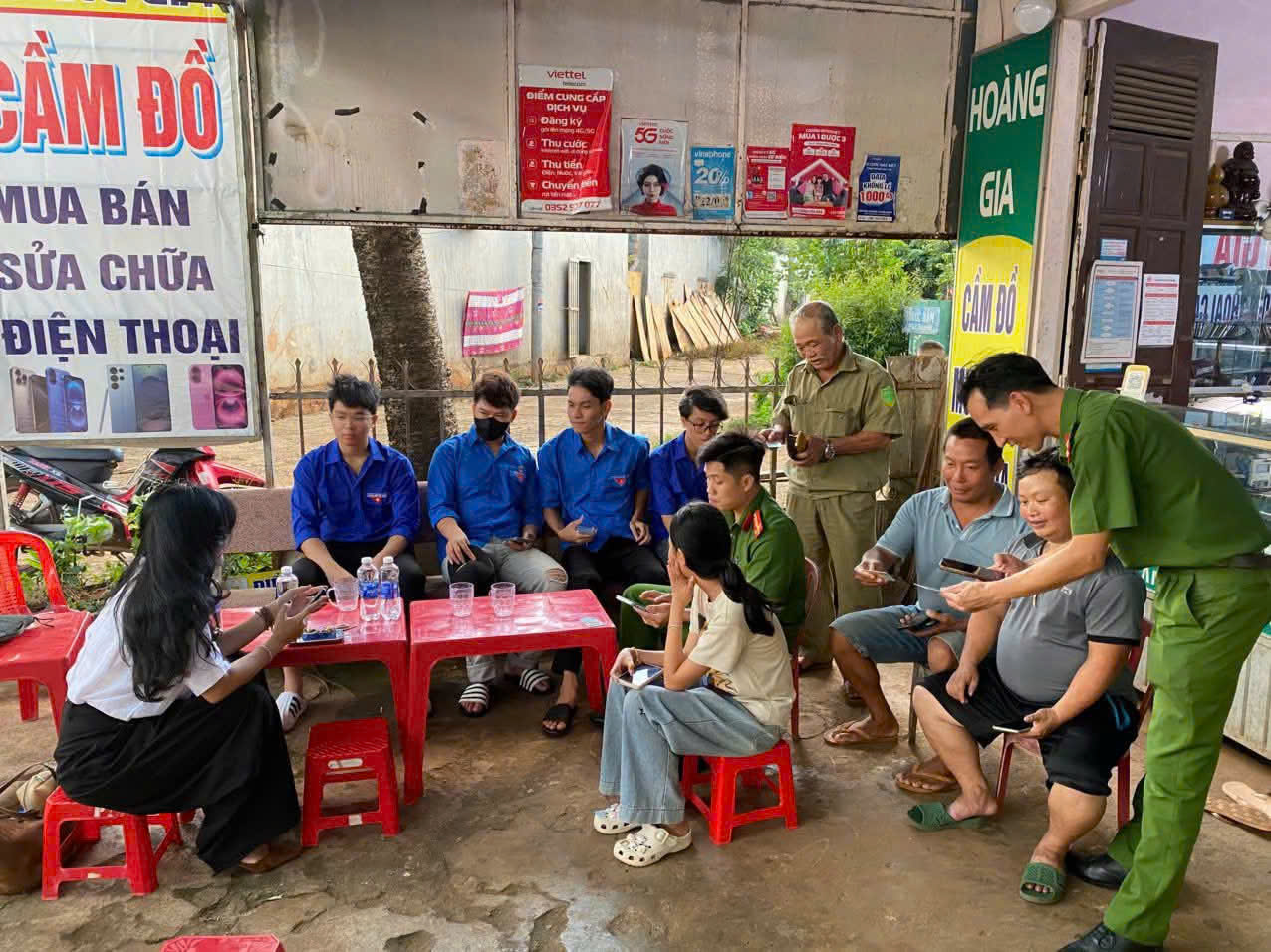 TUỔI TRẺ EA DRĂNG HỖ TRỢ NGƯỜI DÂN THỰC HIỆN DỊCH VỤ CÔNG TRỰC TUYẾN VÀ ĐỒNG HÀNH CÙNG ĐỀ ÁN 06 CỦA CHÍNH PHỦ