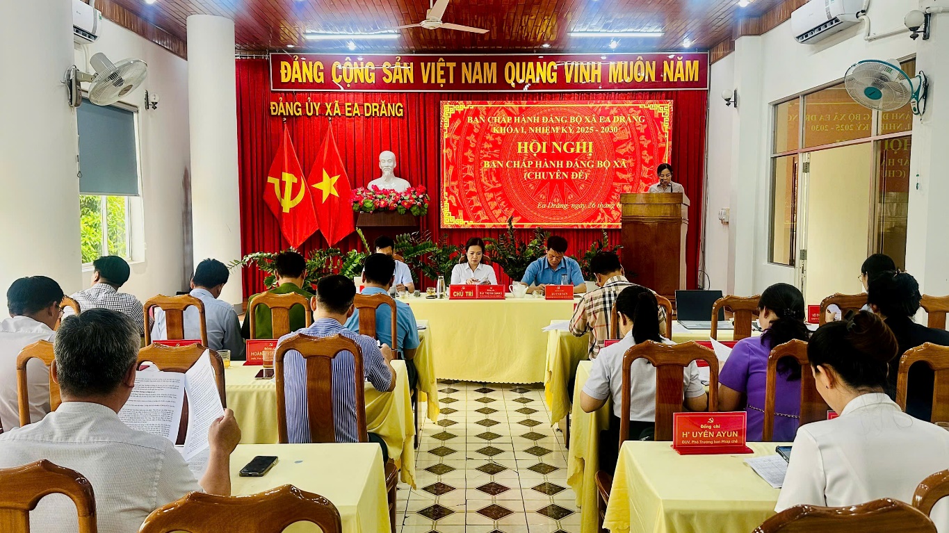 Ban Chấp hành Đảng bộ xã Ea Drăng hội nghị chuyên đề về sắp xếp thôn, buôn và tổ chức Đảng ở cơ sở.