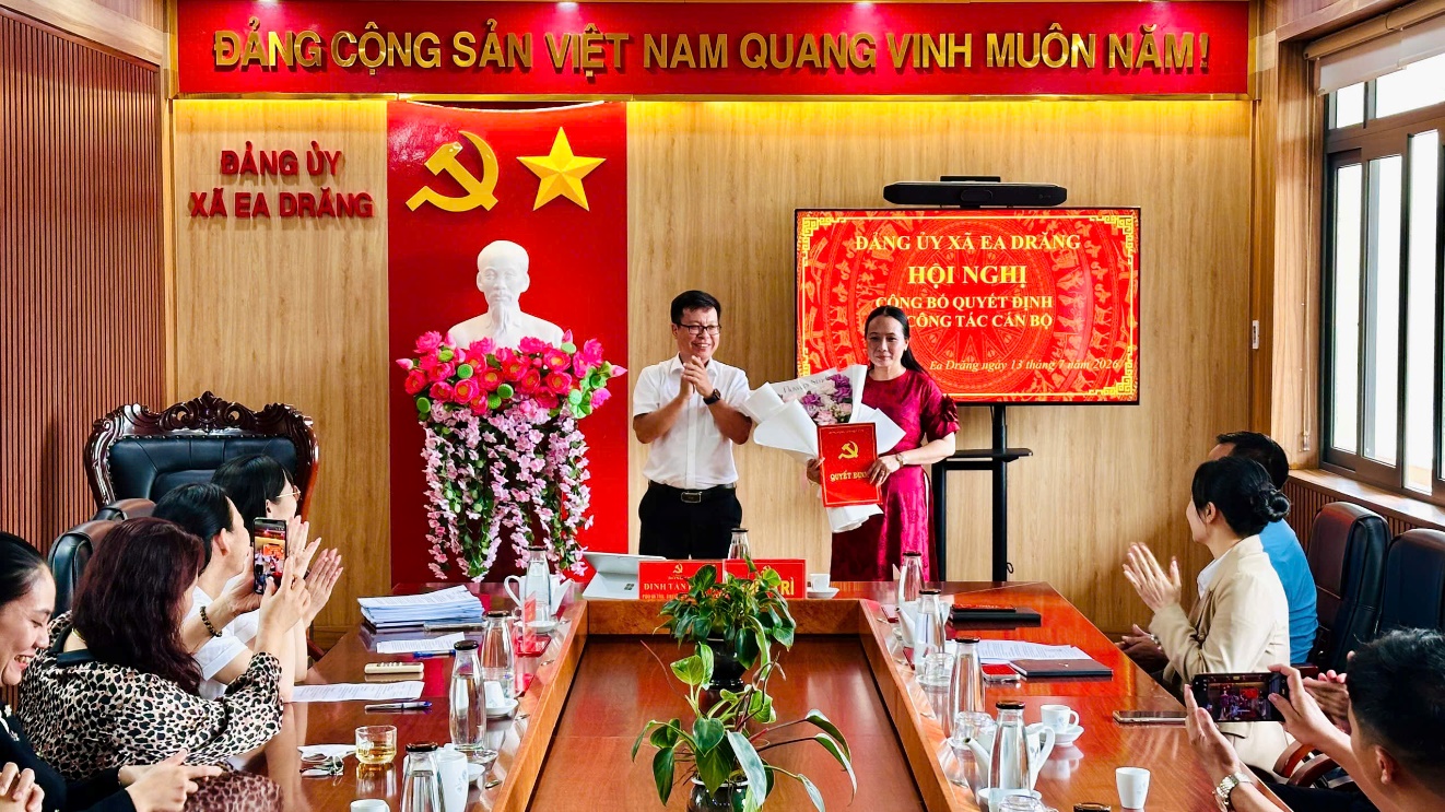 Đảng ủy xã Ea Drăng hội nghị công bố Quyết định về công tác cán bộ