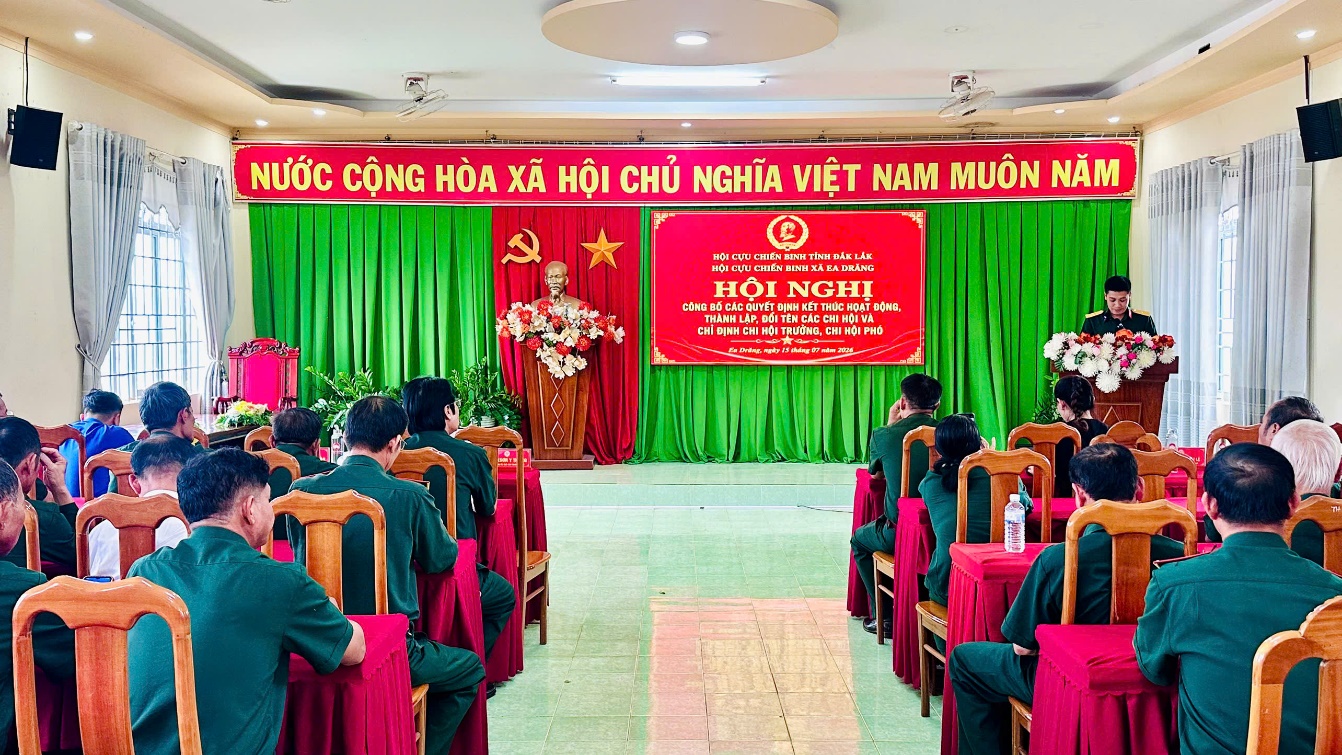 Hội Cựu Chiến binh xã Ea Drăng công bố các Quyết định sắp xếp tổ chức các Chi hội