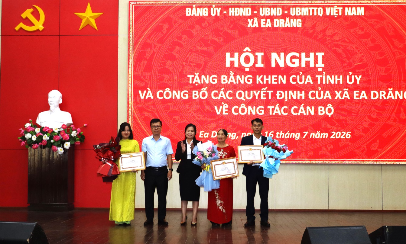 Hội nghị tặng bằng khen của Tỉnh ủy và công bố các Quyết định của xã Ea Drăng về công tác cán bộ