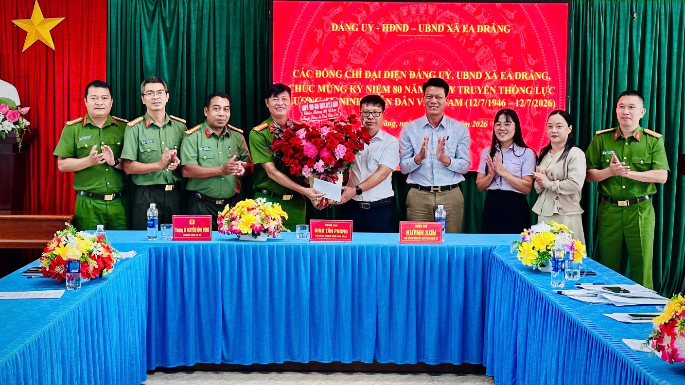 Lãnh đạo xã Ea Drăng thăm, chúc mừng Công an xã nhân kỷ niệm 80 năm Ngày truyền thống lực lượng An ninh Nhân dân
