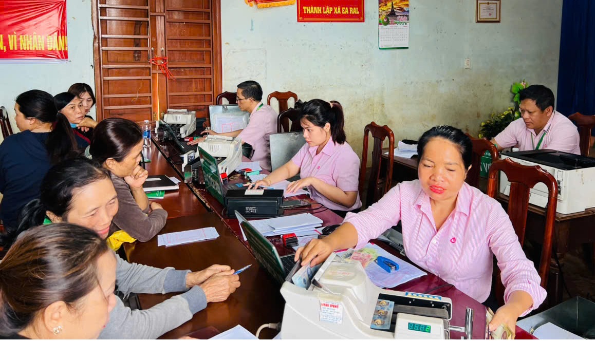 Phòng giao dịch NHCSXH Ea H'Leo tổ chức phiên giao dịch định kỳ tháng 7 tại xã Ea Drăng