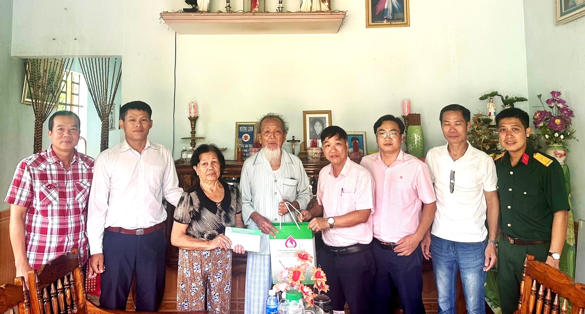 Hội Cựu chiến binh xã Ea Drăng phối hợp Ngân hàng Chính sách xã hội thăm, tặng quà gia đình chính sách nhân dip Ngày thương binh – Liệt sĩ