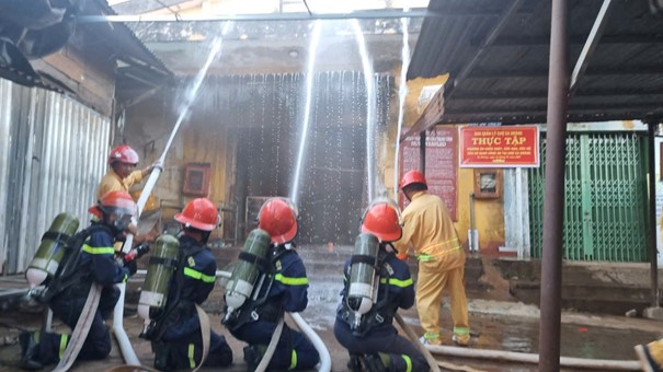 Thực tập phương án chữa cháy, cứu nạn, cứu hộ tại   Chợ Ea Drăng, nâng cao năng lực ứng phó sự cố