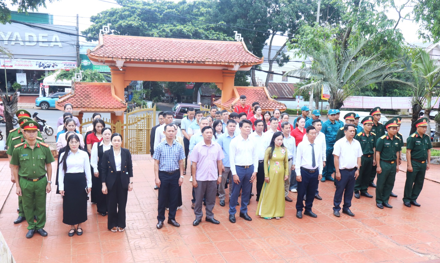 Xã Ea Drăng tổ chức Lễ viếng Nghĩa trang Liệt sĩ và dâng hương Đài tưởng niệm Liệt sĩ Đèo Cư Djrê nhân kỷ niệm 79 năm Ngày Thương binh - Liệt sĩ