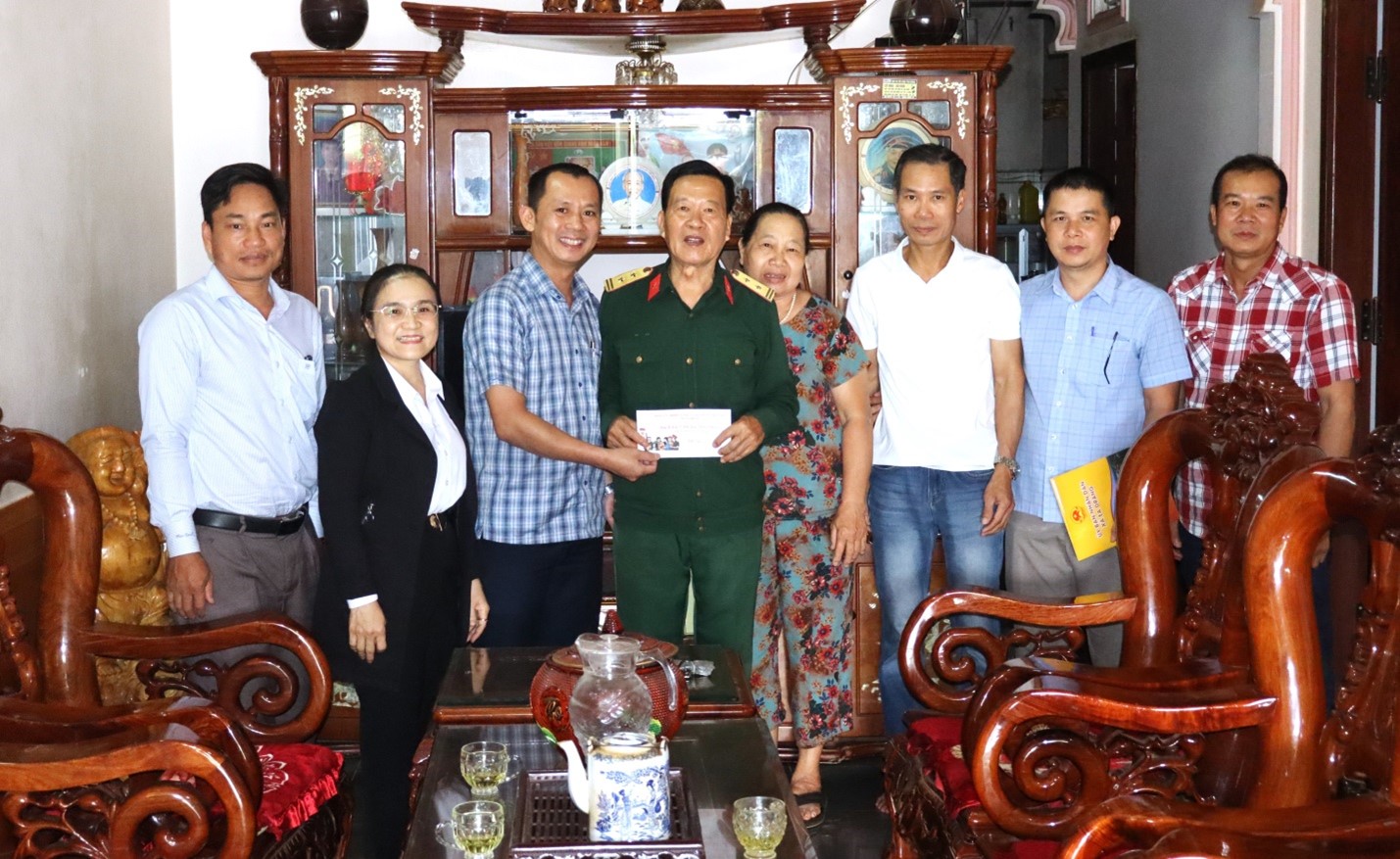 Lãnh đạo UBND xã Ea Drăng thăm, tặng quà gia đình người có công nhân kỷ niệm 79 năm Ngày Thương binh - Liệt sĩ