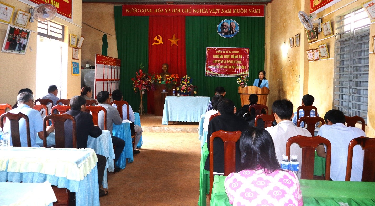 Thường trực Đảng ủy xã Ea Drăng làm việc với Chi bộ thôn 3 sau sáp nhập