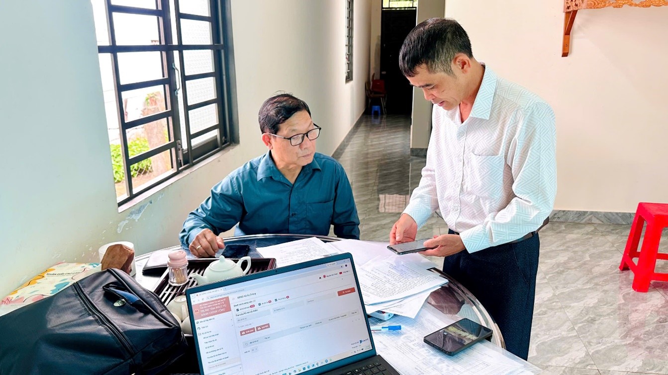 Trung tâm Phục vụ Hành chính công xã Ea Drăng đưa dịch vụ công đến tận nhà dân