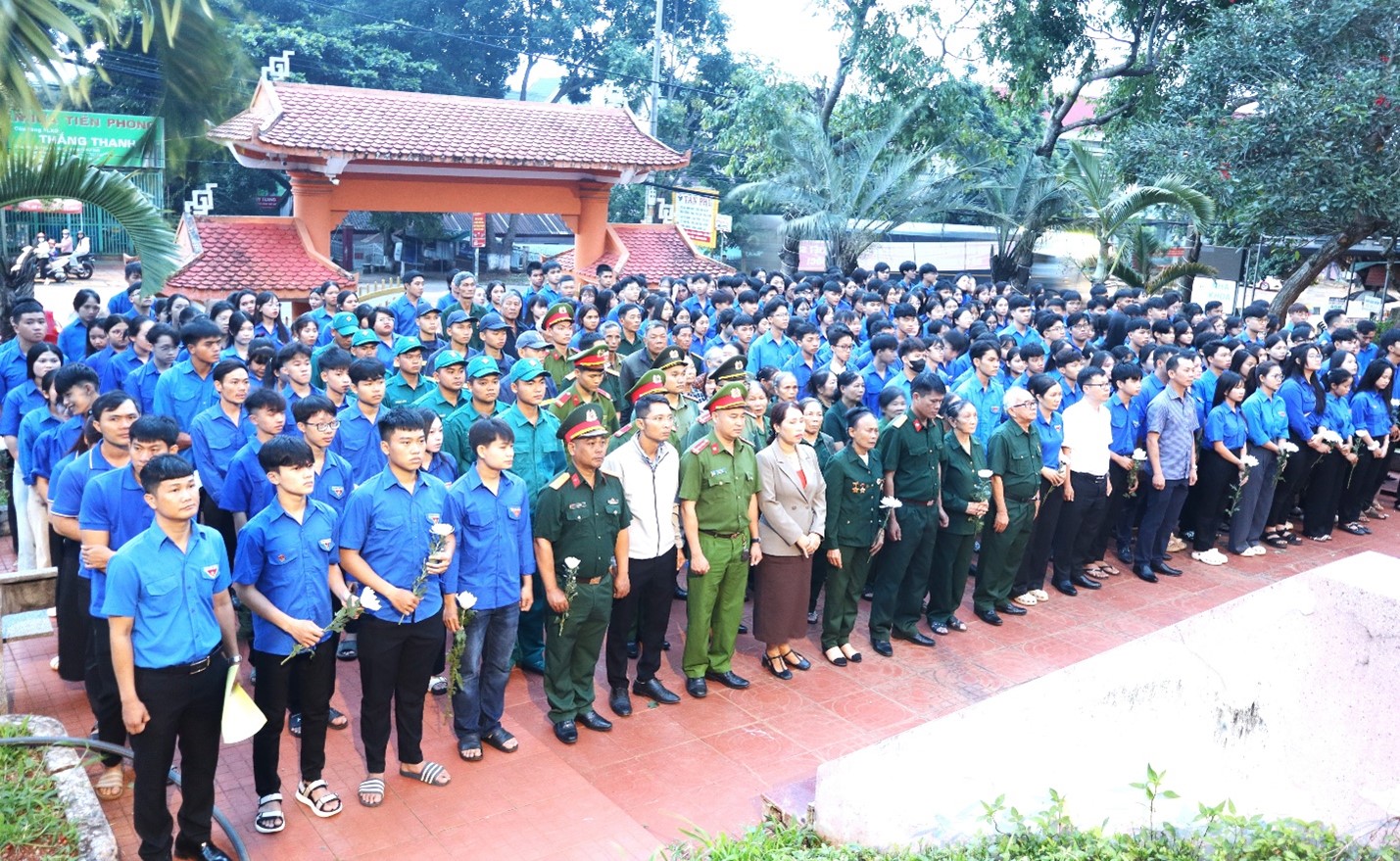 Tuổi trẻ Ea Drăng thắp nến tri ân, lan tỏa đạo lý  "Uống nước nhớ nguồn"