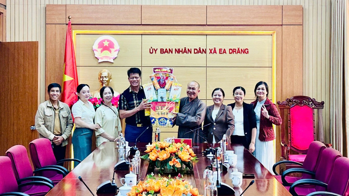 Niệm Phật đường Liên trì thăm, cảm ơn chính quyền xã Ea Drăng đã quan tâm tạo điều kiện cho hoạt động tôn giáo