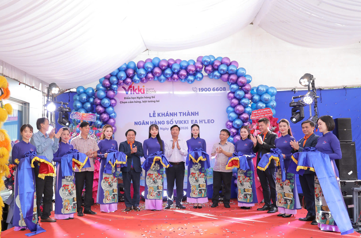 Lãnh đạo UBND xã Ea Drăng tham dự lễ khánh thành Ngân hàng Số Vikki Bank Ea H’Leo