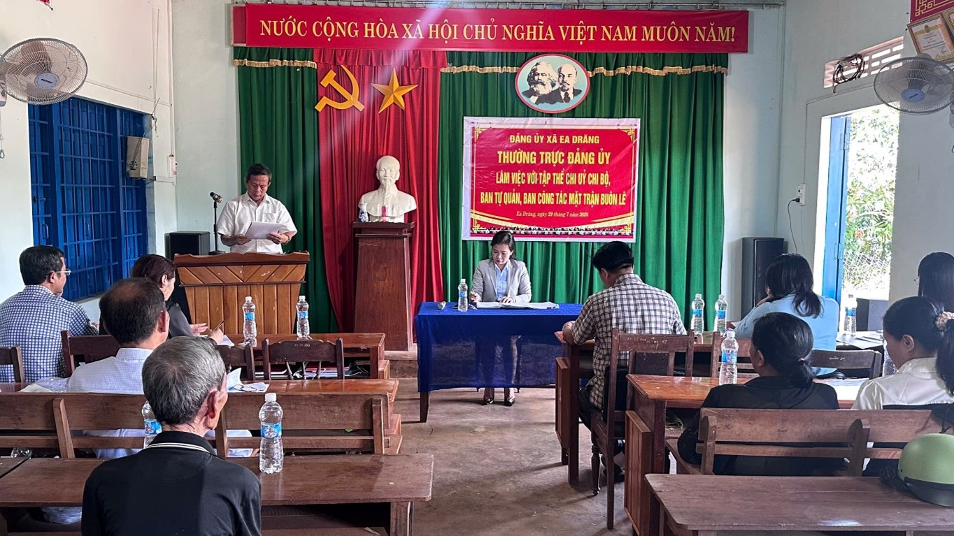 Thường trực Đảng ủy xã Ea Drăng làm việc với Chi bộ Buôn Lê sau sắp xếp thôn, buôn