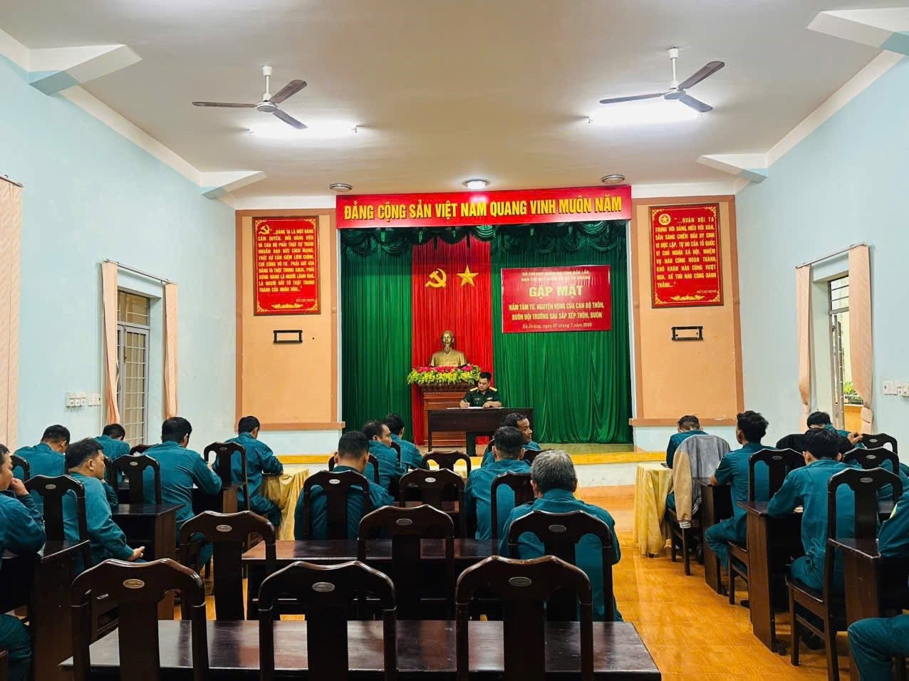 Ban CHQS Xã Ea Drăng tổ chức gặp mặt nắm bắt tâm tư, nguyện vọng của cán bộ thôn, buôn đội trưởng sau sắp xếp thôn, buôn