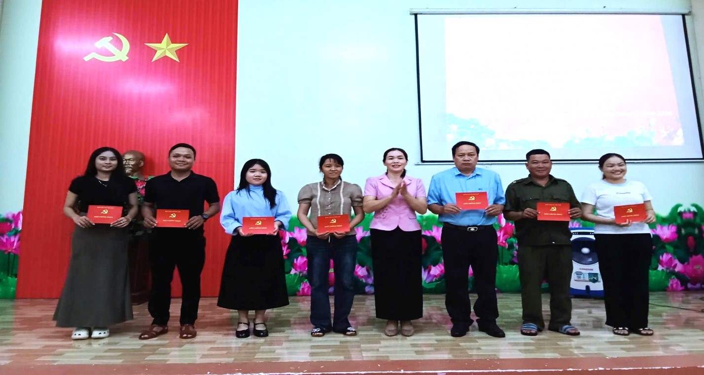 Bế giảng lớp Bồi dưỡng nhận thức về Đảng khóa V năm 2026