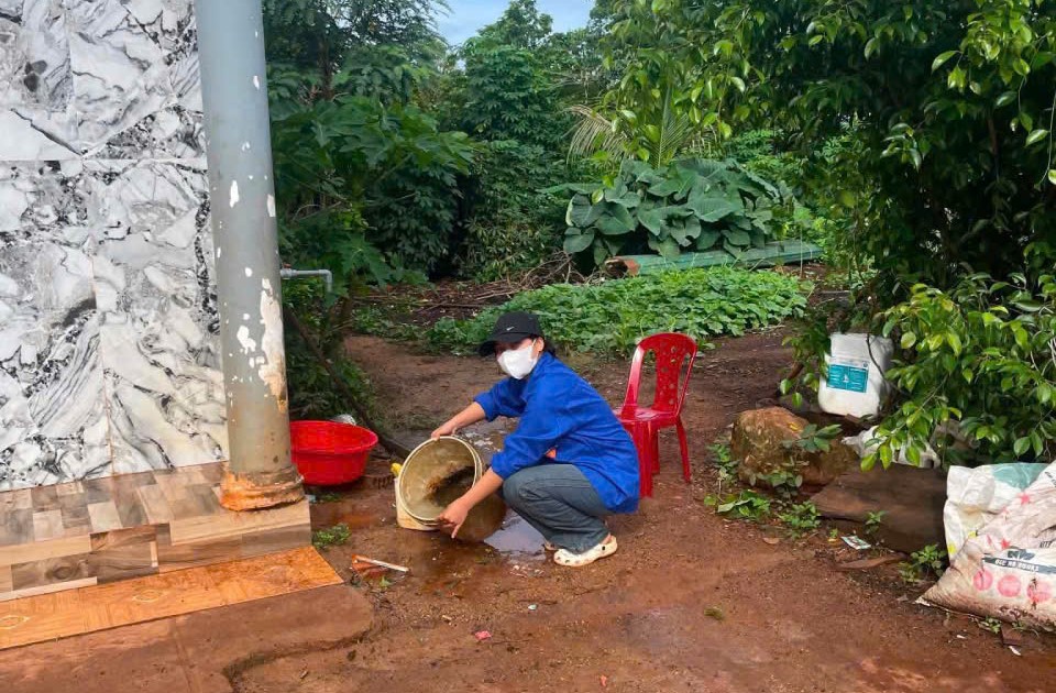 Chi đoàn buôn Tung Thăng ra quân diệt lăng quăng, bọ gậy phòng, chống dịch bệnh sốt xuất huyết
