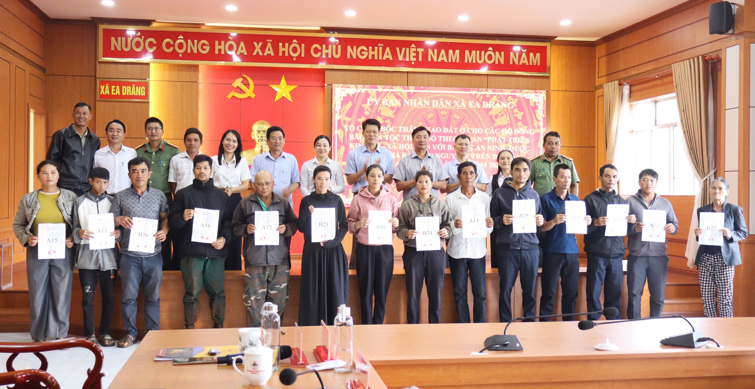 Xã Ea Drăng tổ chức bốc thăm giao đất ở cho 14 hộ đồng bào dân tộc thiểu số theo Đề án 104