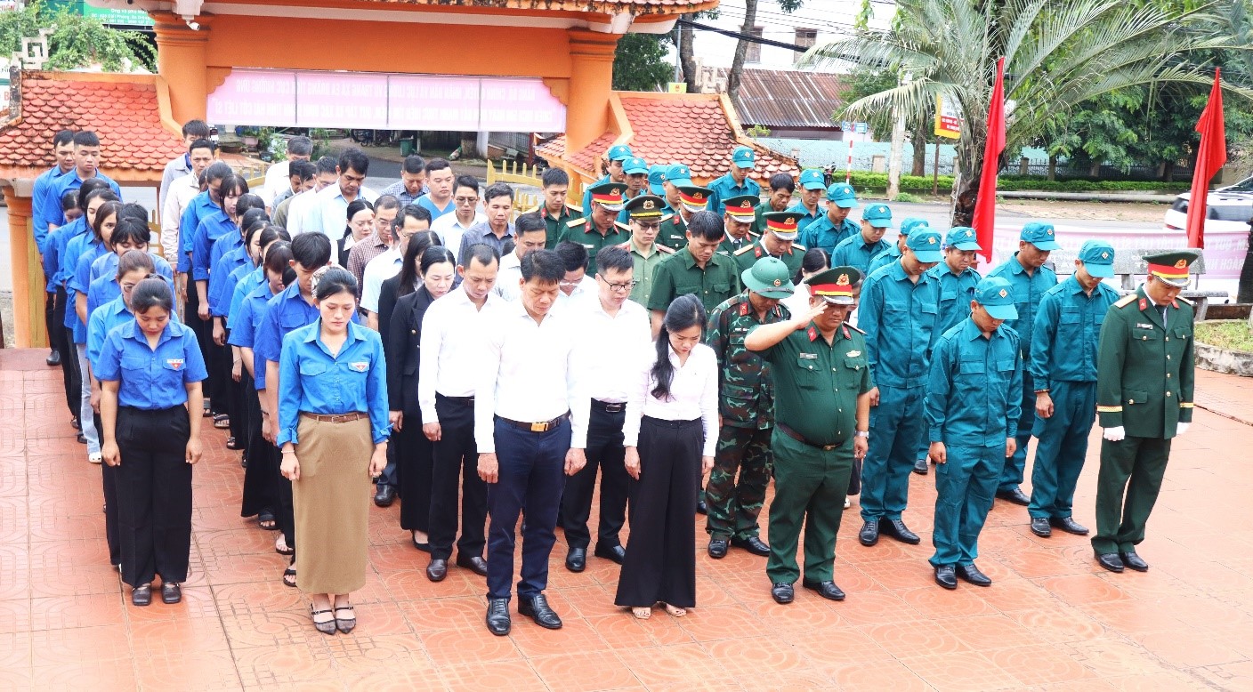 Lễ dâng hương, lấy mẫu hài cốt liệt sĩ chưa xác định thông tin tại Nghĩa trang liệt sĩ Ea H’Leo, xã Ea Drăng