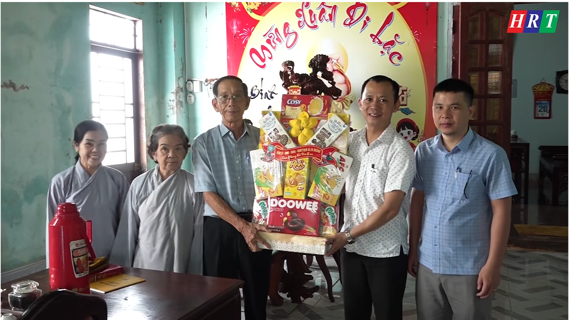 Đoàn công tác của UBND xã Ea Drăng thăm, tặng quà chúc mừng Chùa Quảng Giang nhân dịp Lễ Vu lan năm 2026