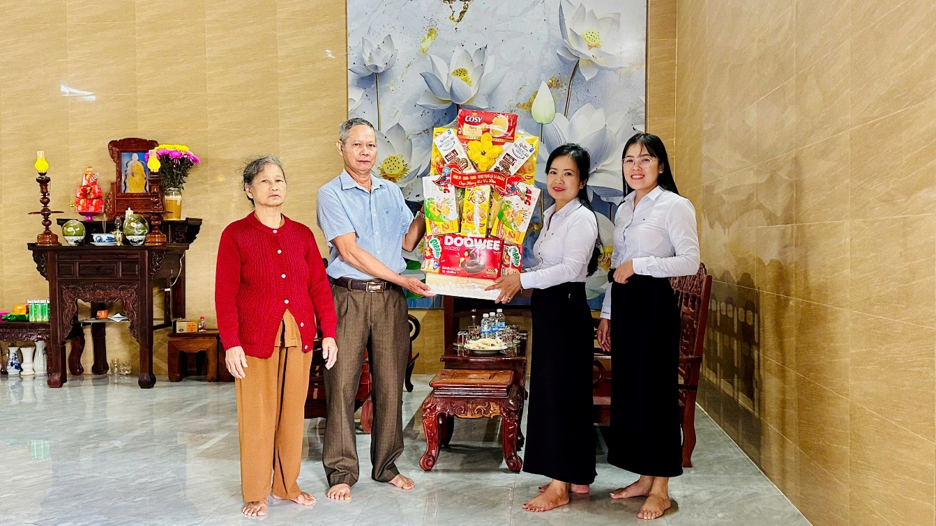 Đồng chí Bùi Thị Hà Giang thăm, chúc mừng Lễ Vu lan năm 2026 tại Chùa Phước Viên