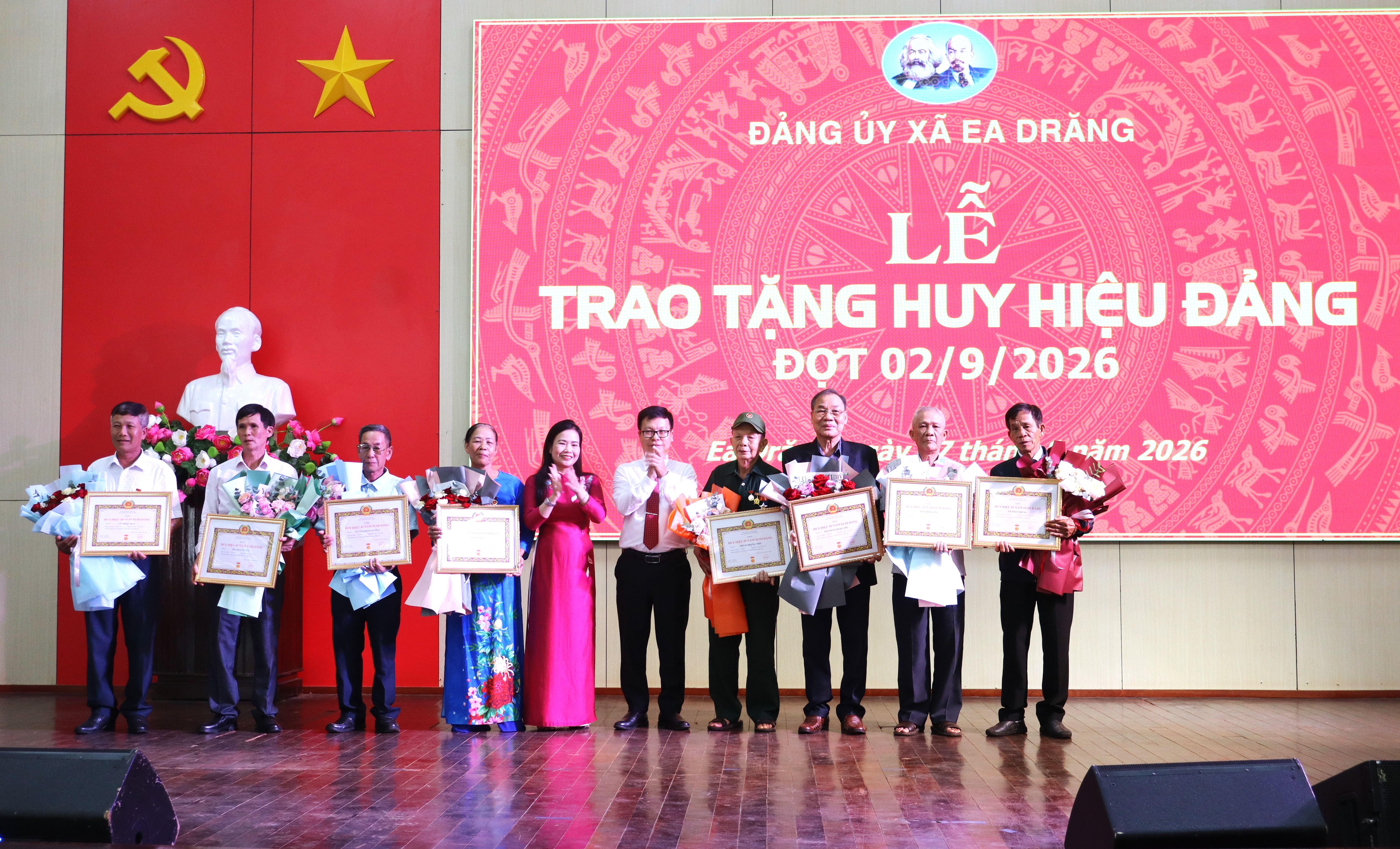 Xã Ea Drăng tổ chức lễ trao Huy hiệu Đảng đợt 2/9/2026