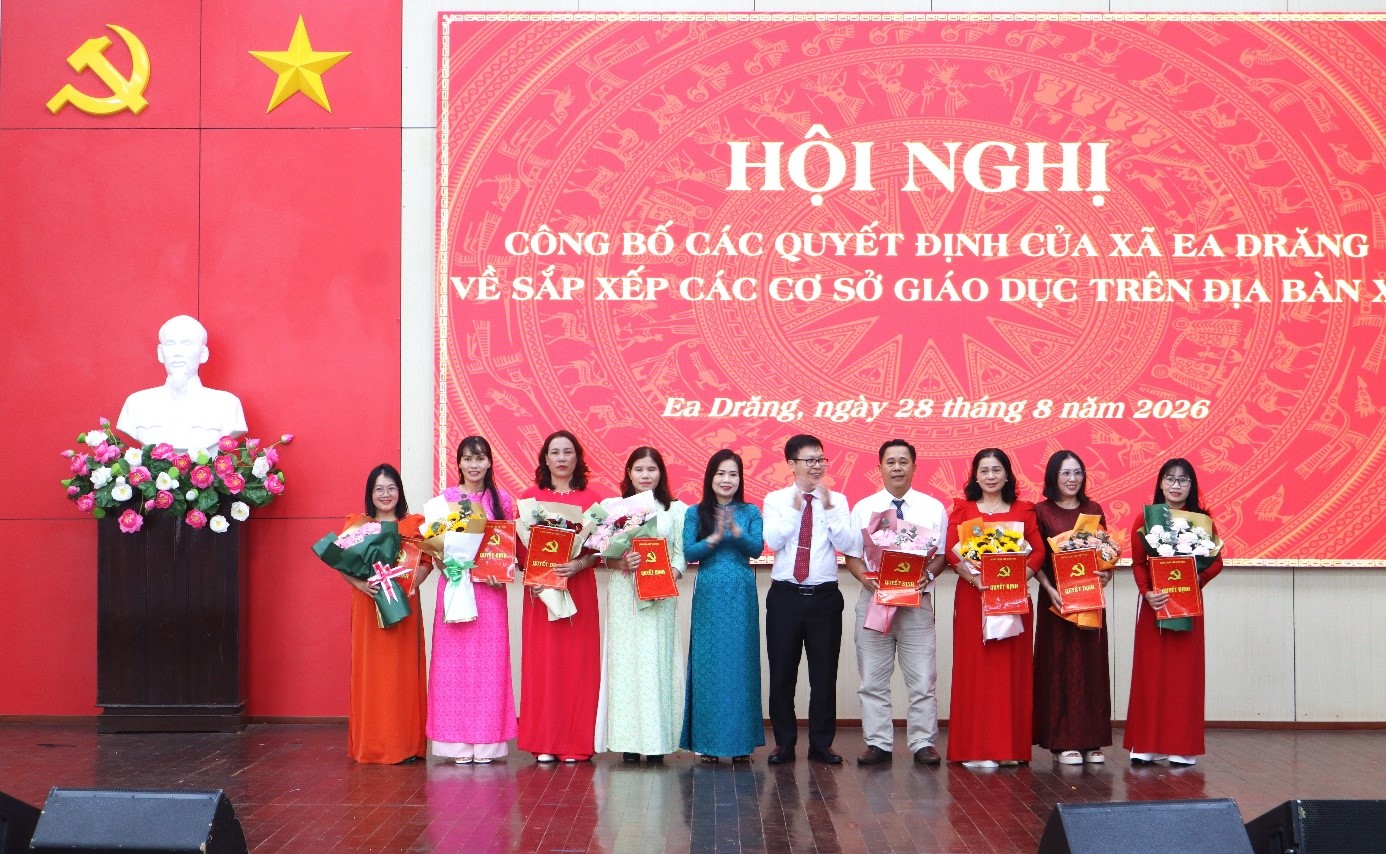Xã Ea Drăng công bố các quyết định về sắp xếp các cơ sở giáo dục