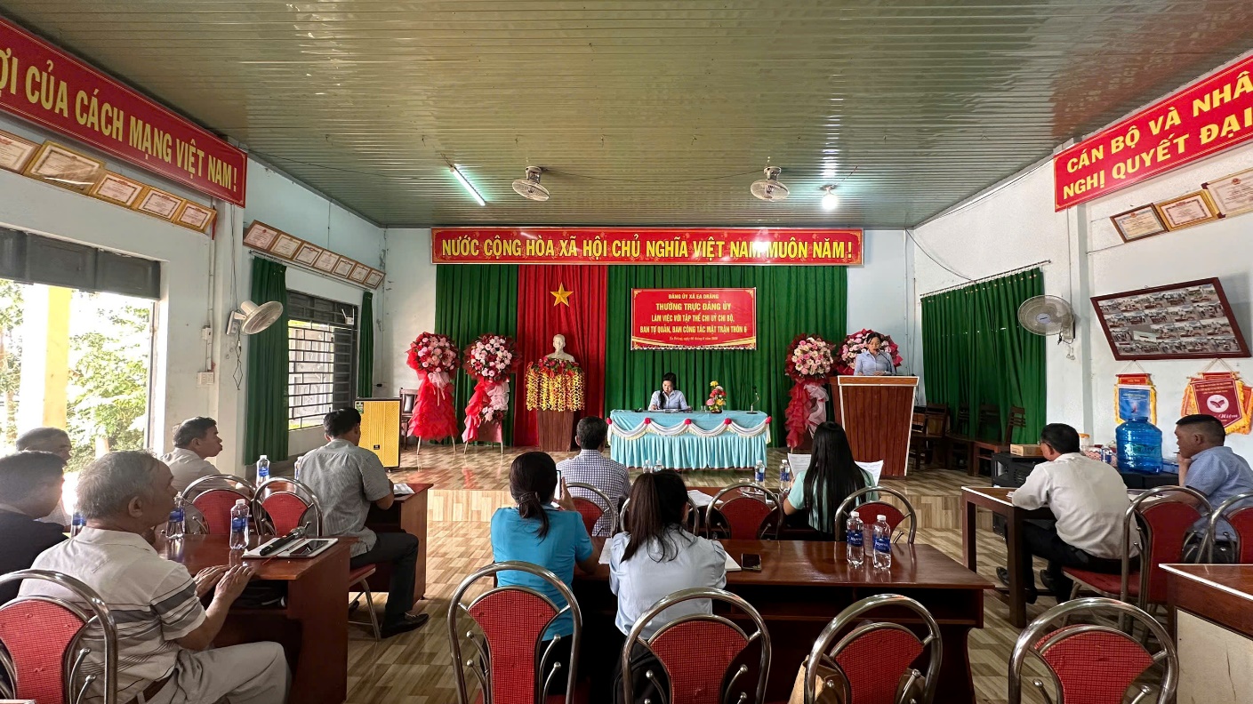 Thường trực Đảng ủy xã Ea Drăng làm việc  với thôn 6 sau sắp xếp