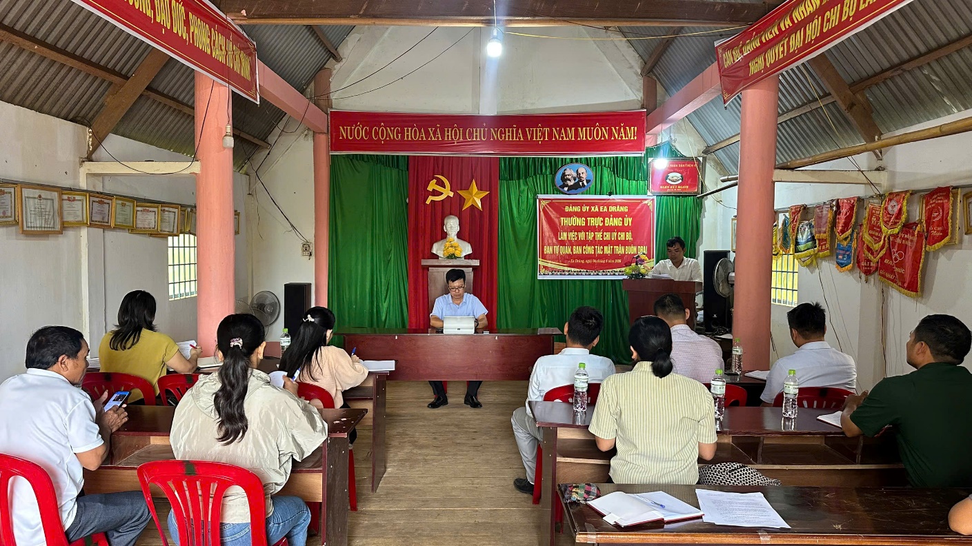 Thường trực Đảng ủy xã Ea Drăng làm việc  với buôn Drai sau sắp xếp