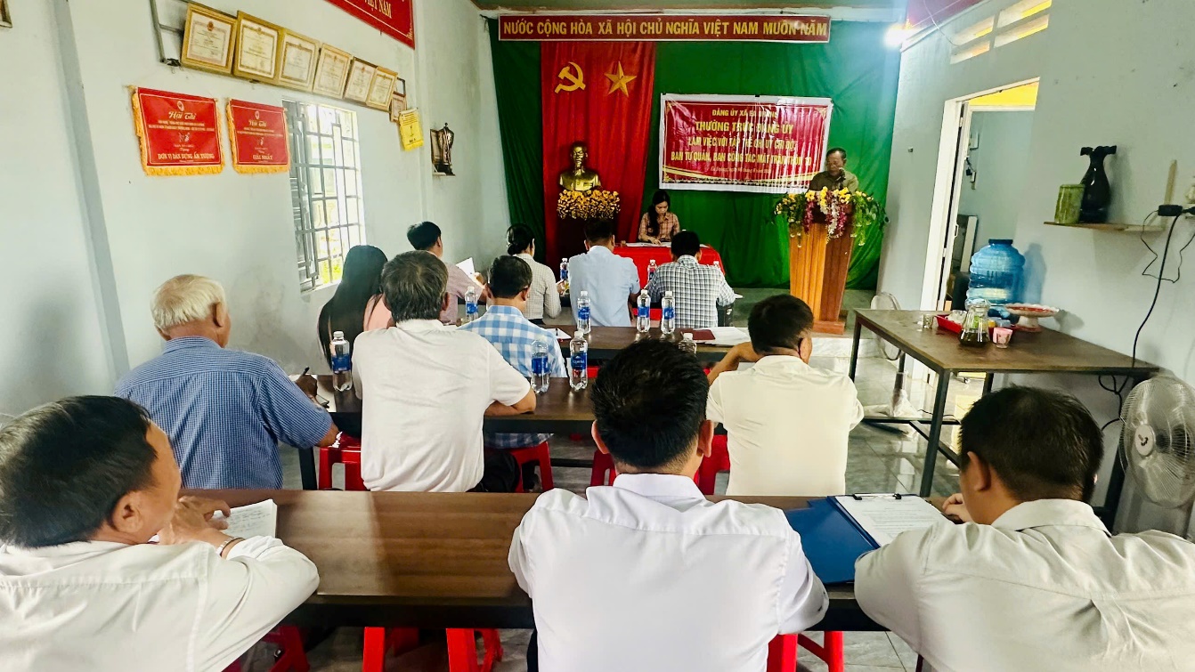 Thường trực Đảng ủy xã Ea Drăng làm việc   với thôn 10 sau sắp xếp