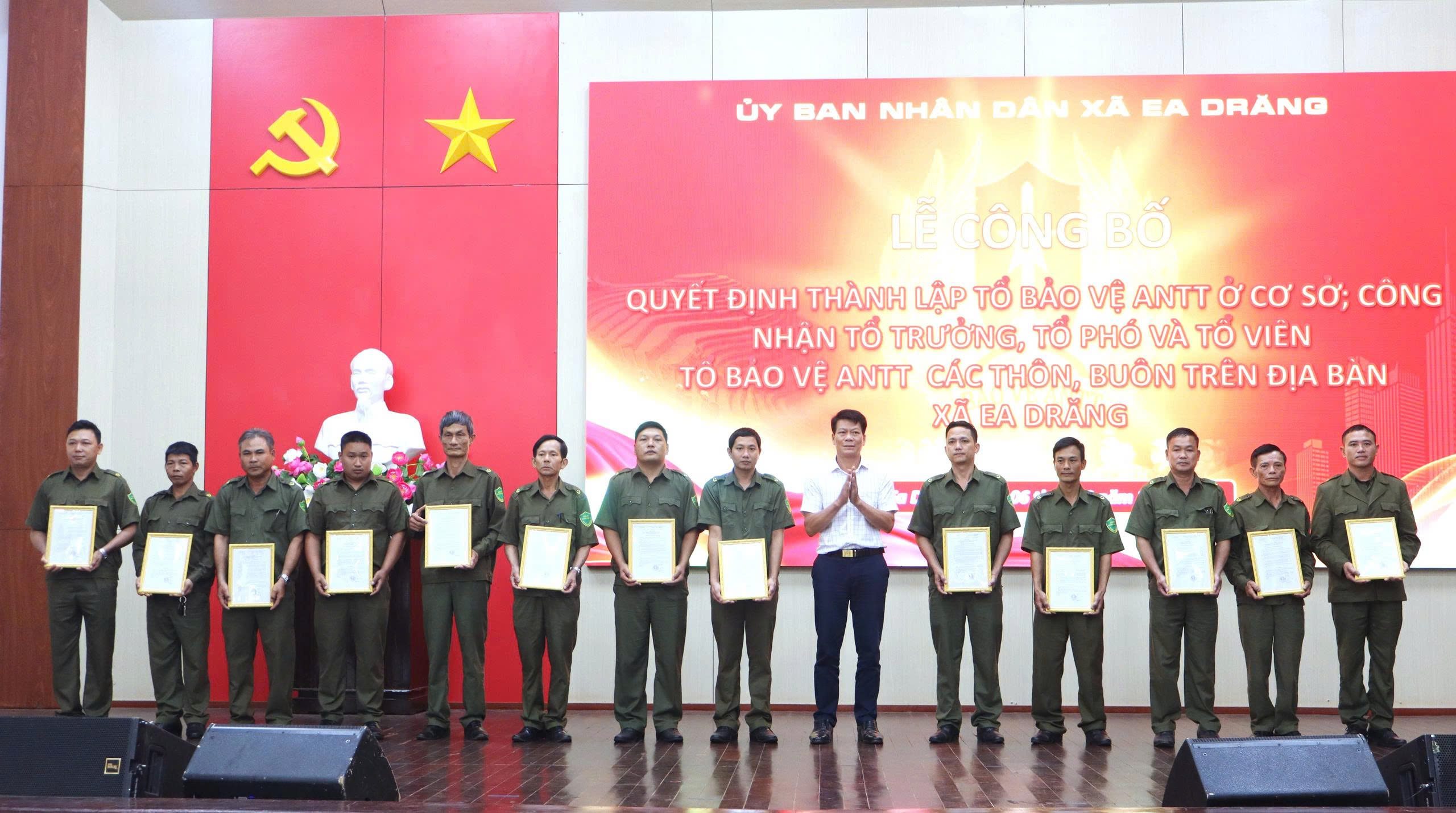 Xã Ea Drăng công bố quyết định thành lập Tổ bảo vệ an ninh, trật tự ở cơ sở sau sáp nhập thôn, buôn
