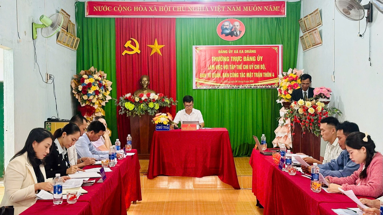 Thường trực Đảng ủy xã Ea Drăng làm việc  với thôn 4 sau sắp xếp