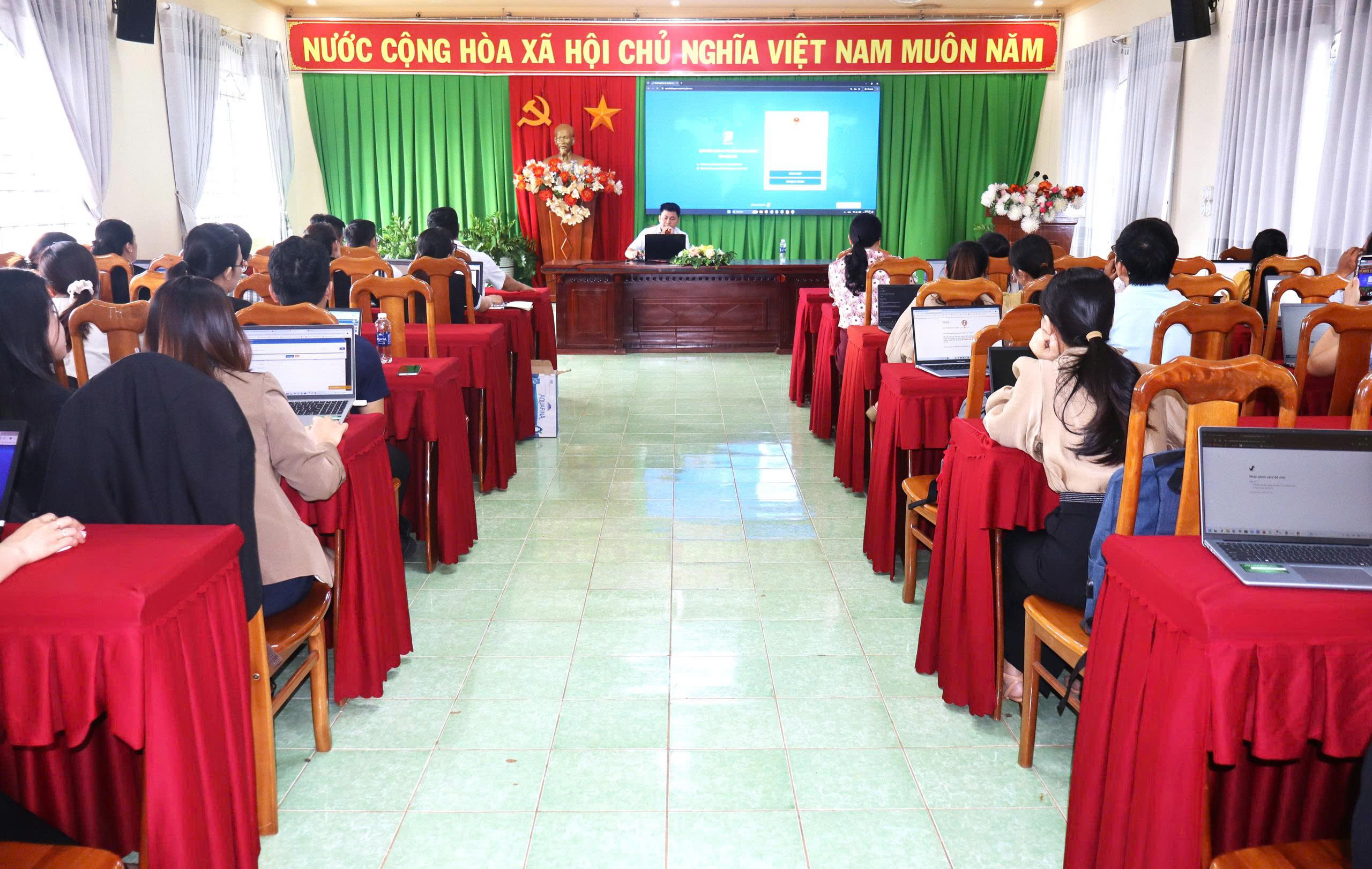 Tập huấn triển khai hệ thống Quản lý văn bản và điều hành thống nhất VNPT iOffice cho 5 xã trên địa bàn huyện Ea H’Leo Cũ