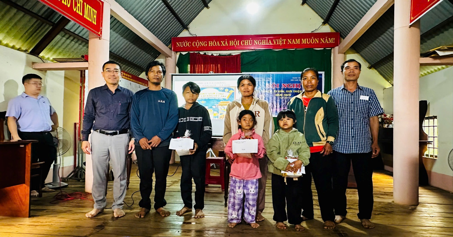 Ea Drăng tặng quà Trung thu cho trẻ em khuyết tật, không có nguồn nuôi dưỡng